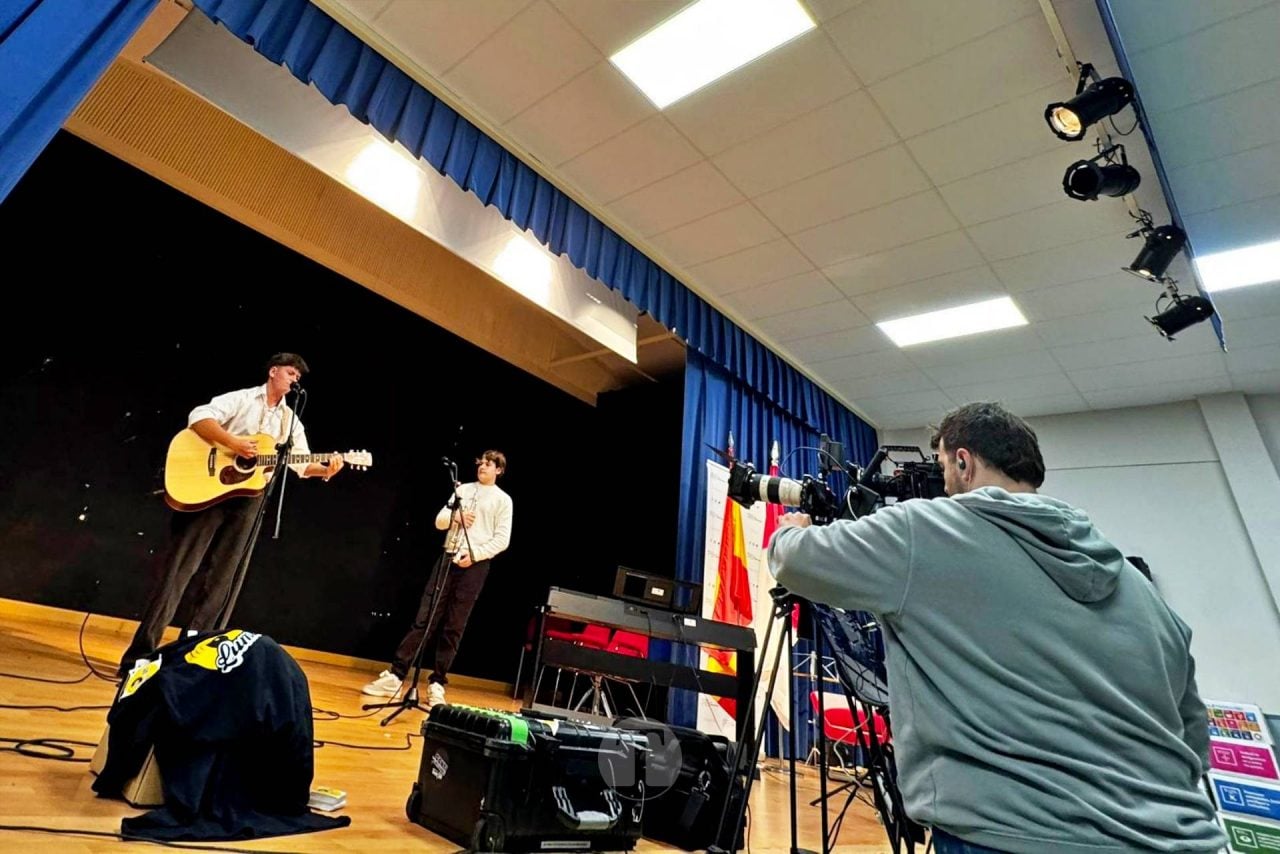 El IES Francisco García Pavón celebró el Día Internacional de la Radio con un programa en directo de “La Lumbrera”