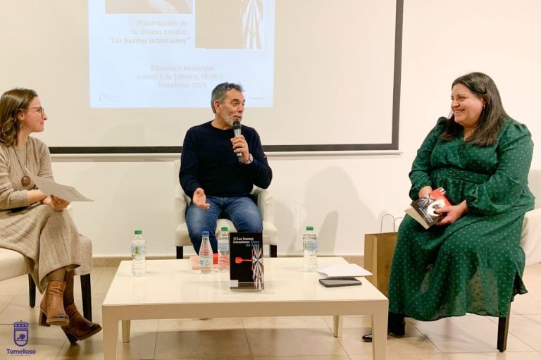 El escritor Víctor del Árbol reivindica el sentido de la justicia en sus novelas en un encuentro literario en Tomelloso