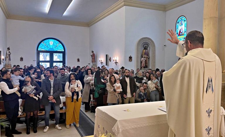 La Hermandad de la Virgen de las Viñas presenta y bendice a 52 niños en un emotivo acto
