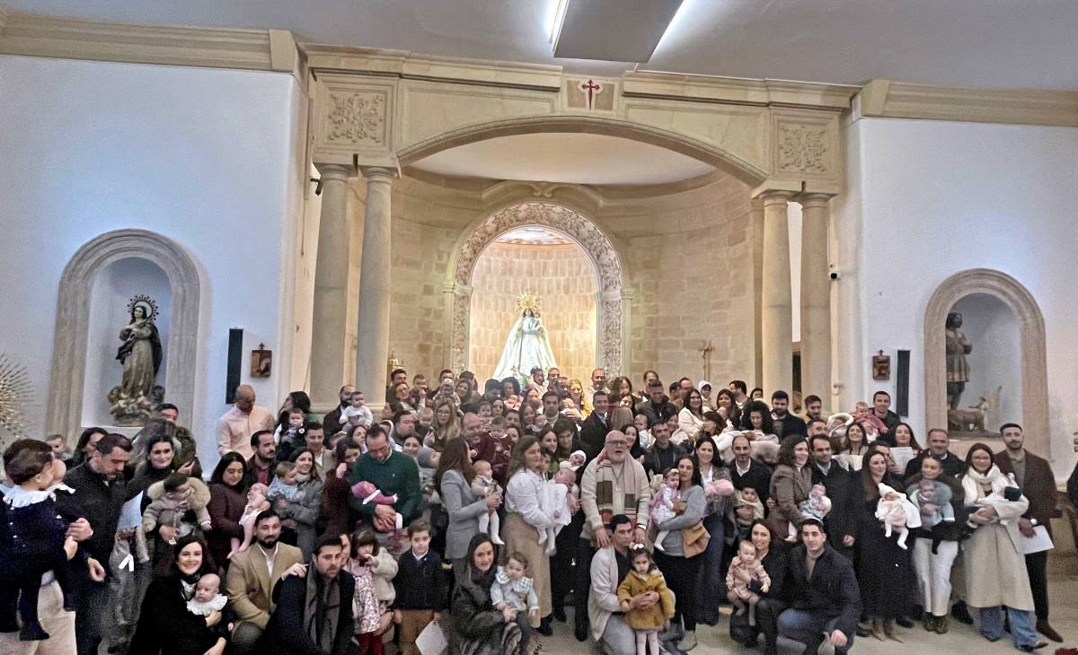 La Hermandad de la Virgen de las Viñas presenta y bendice a 52 niños en un emotivo acto
