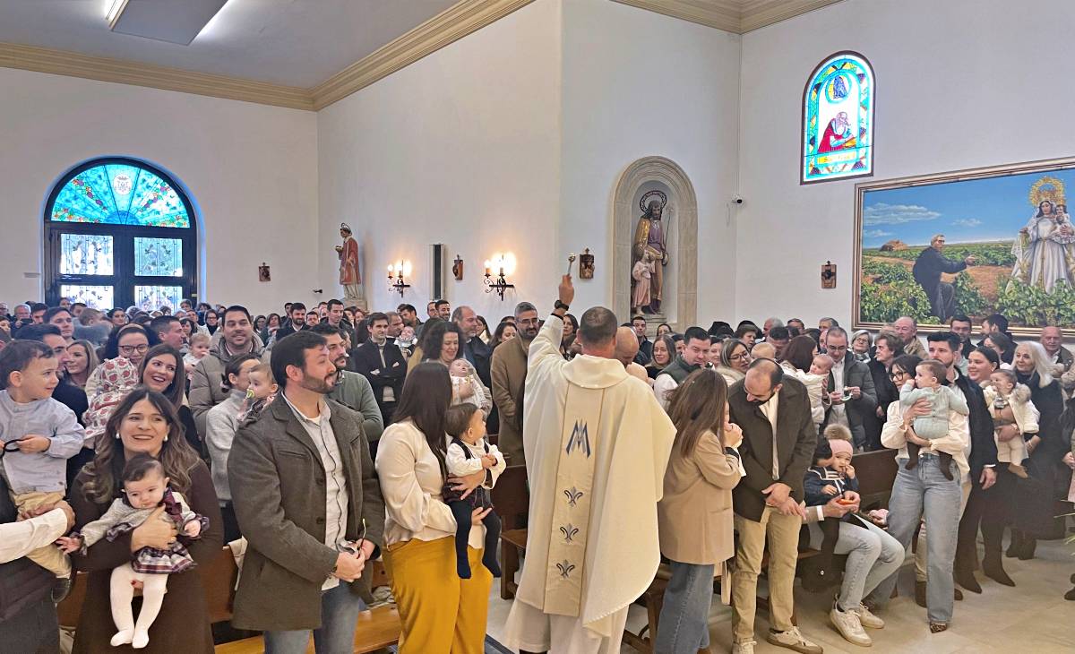 La Hermandad de la Virgen de las Viñas presenta y bendice a 52 niños en un emotivo acto