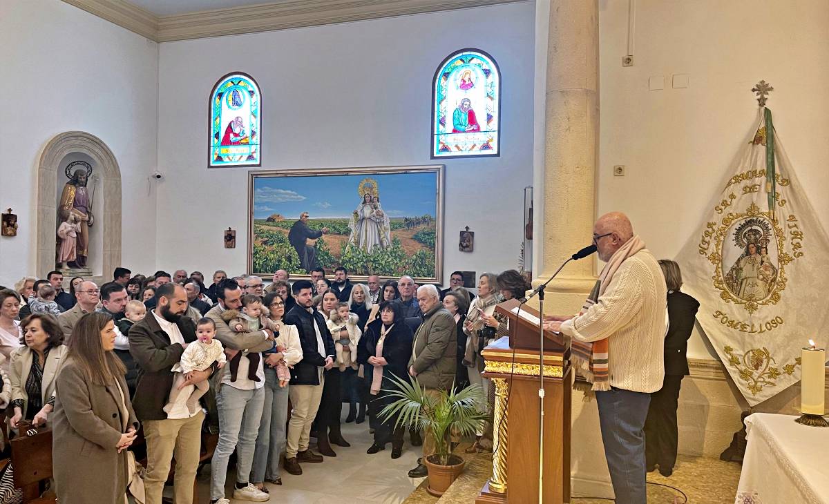 La Hermandad de la Virgen de las Viñas presenta y bendice a 52 niños en un emotivo acto