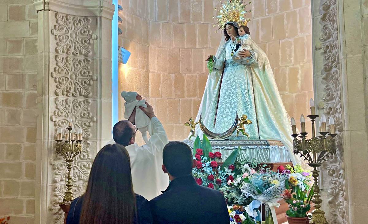 La Hermandad de la Virgen de las Viñas presenta y bendice a 52 niños en un emotivo acto