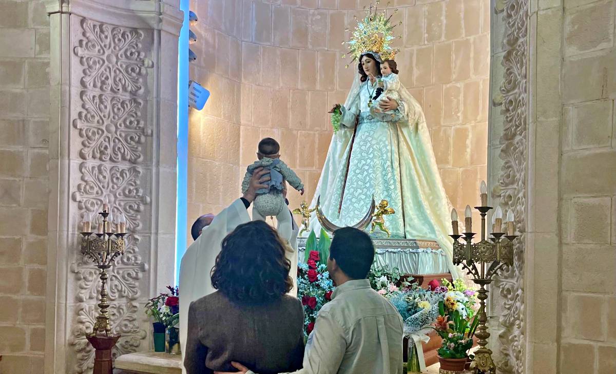 La Hermandad de la Virgen de las Viñas presenta y bendice a 52 niños en un emotivo acto