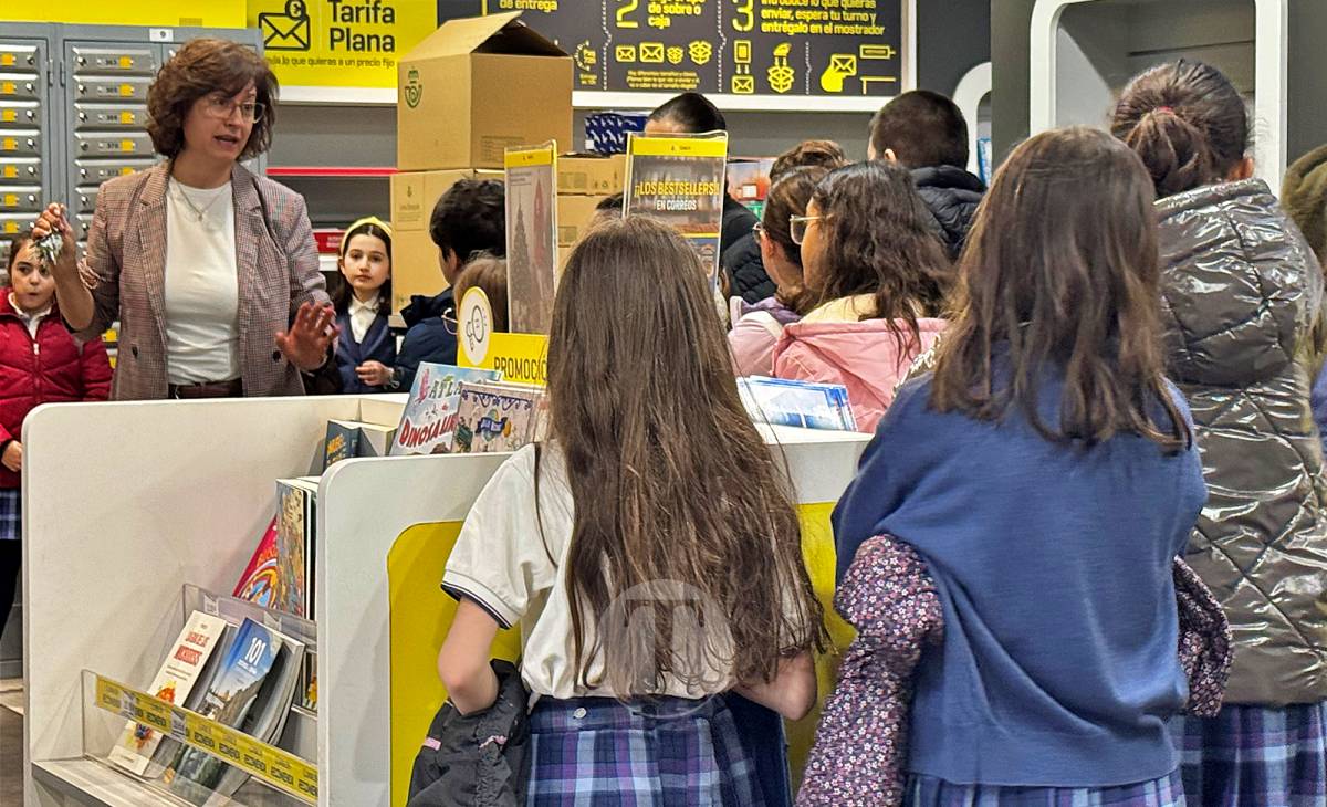 Los alumnos de 4º del colegio Santo Tomás-La Milagrosa descubren el funcionamiento de Correos en Tomelloso
