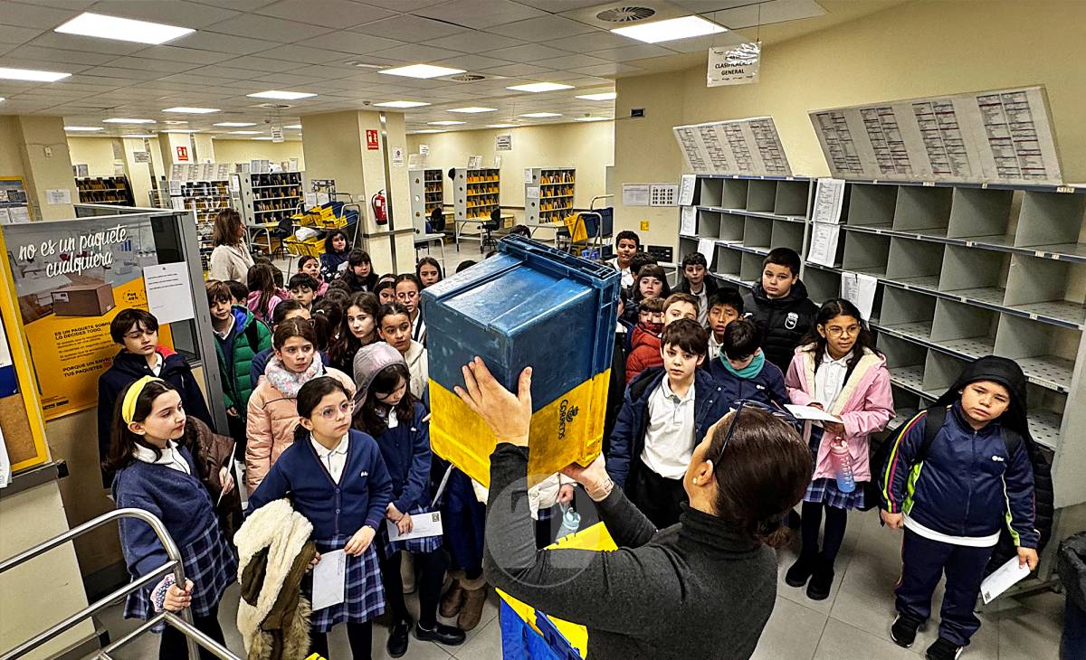 Los alumnos de 4º del colegio Santo Tomás-La Milagrosa descubren el funcionamiento de Correos en Tomelloso