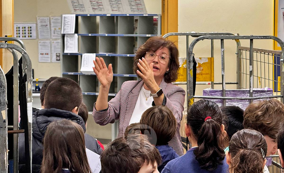 Los alumnos de 4º del colegio Santo Tomás-La Milagrosa descubren el funcionamiento de Correos en Tomelloso