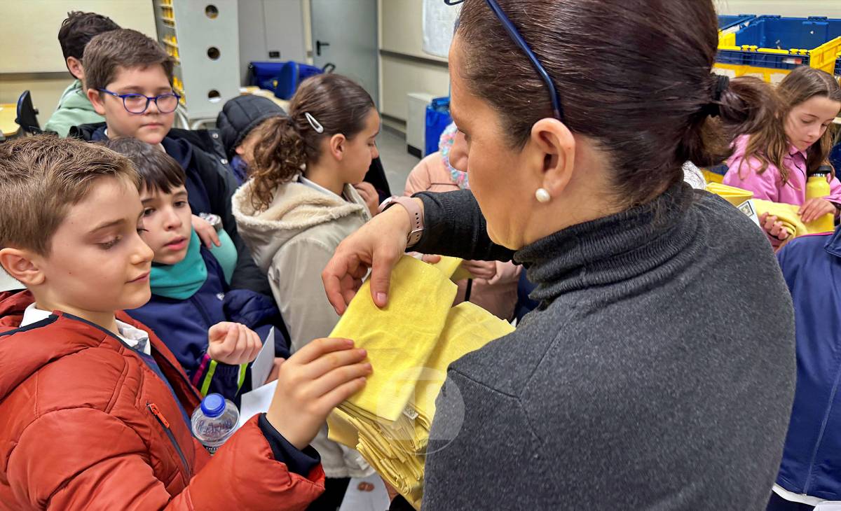 Los alumnos de 4º del colegio Santo Tomás-La Milagrosa descubren el funcionamiento de Correos en Tomelloso