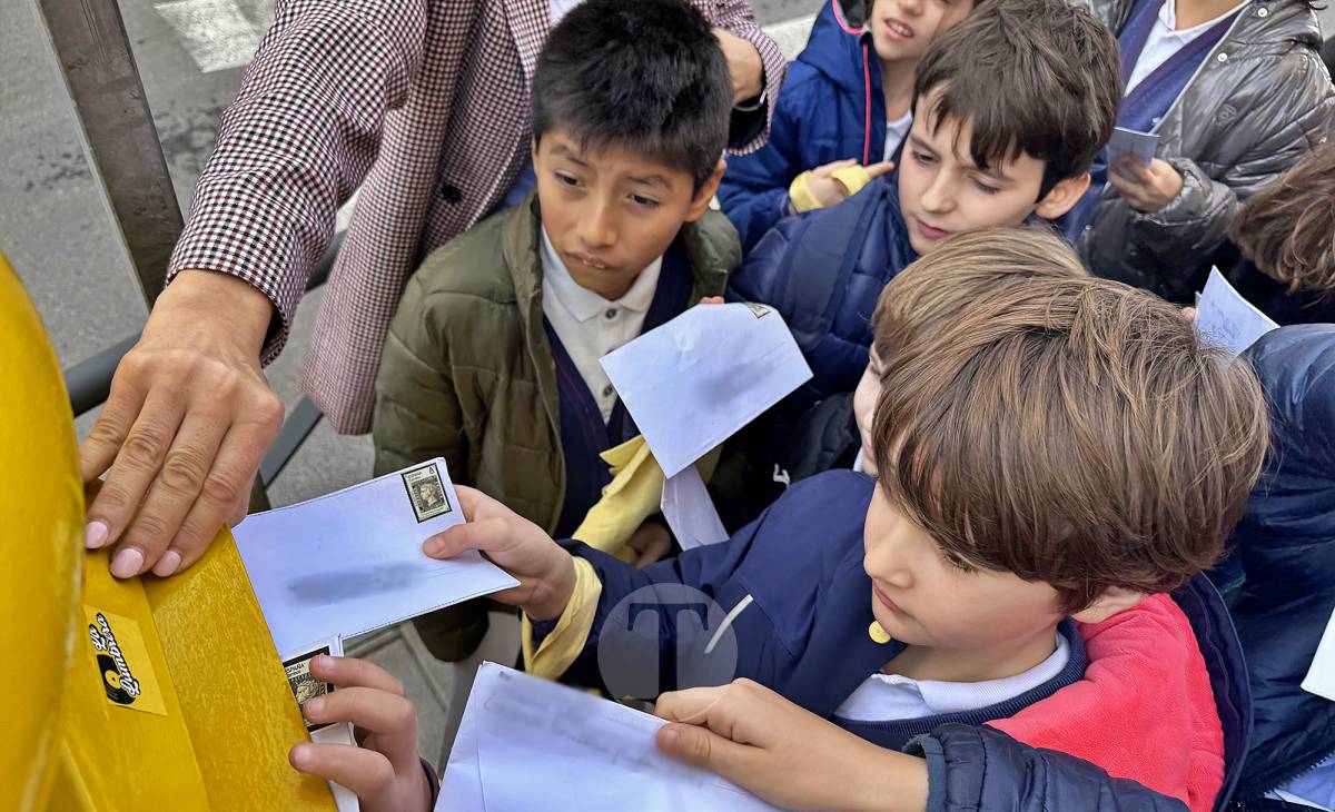 Los alumnos de 4º del colegio Santo Tomás-La Milagrosa descubren el funcionamiento de Correos en Tomelloso
