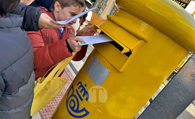 Los alumnos de 4º del colegio Santo Tomás-La Milagrosa descubren el funcionamiento de Correos en Tomelloso