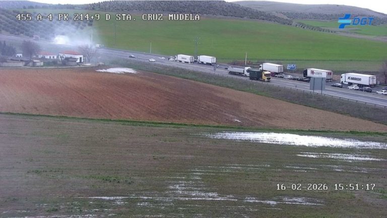 Arde un camión cargado de cerveza y obliga a cortar la A-4 hacia Andalucía en Santa Cruz de Mudela