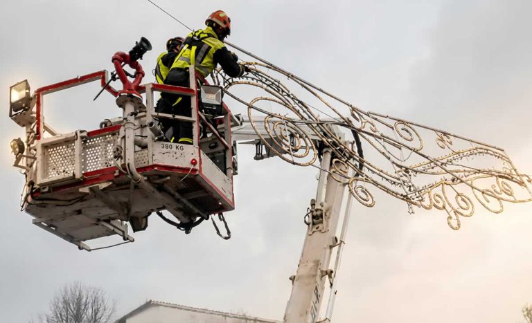 El viento obliga a retirar un arco luminoso en Argamasilla de Alba por riesgo para el tráfico