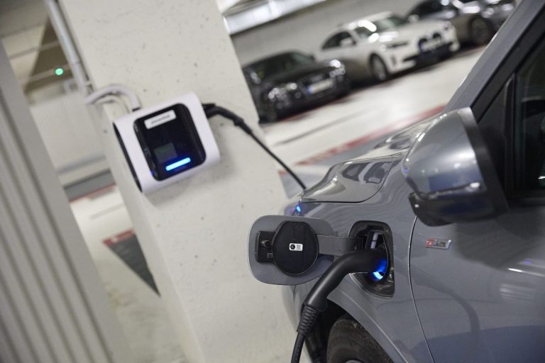 El Gobierno prorroga las ayudas y deducciones del IRPF para comprar coches eléctricos hasta finales de 2026