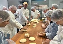 Jesús Sánchez muestra a una delegación turca el modelo sanitario del Pan de Cruz en Tomelloso