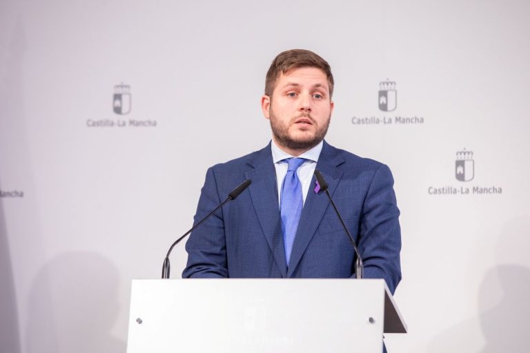 Hernando afea a Feijóo que use al Rey emérito en el debate político: “No hay que meterlo en la melé”