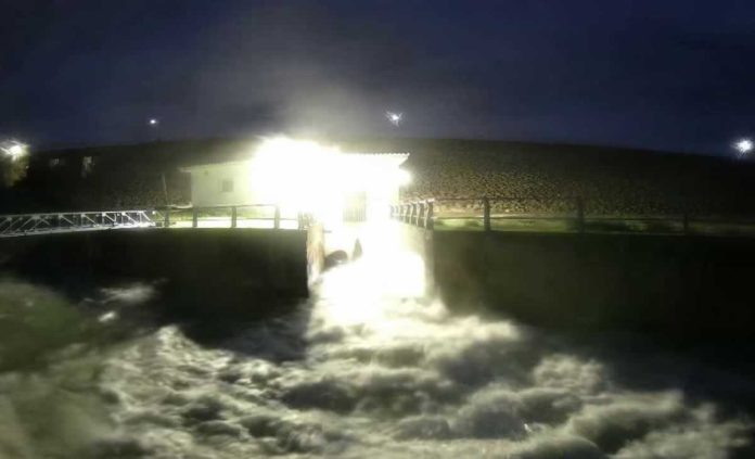 pantano-de-vallehermoso-con-compuertas-abiertas-11-02-2026-2026-02-11_19-17