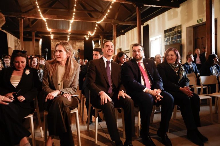 Sánchez activa un plan millonario contra la despoblación: 1.000 millones para el campo y 20 para transporte rural