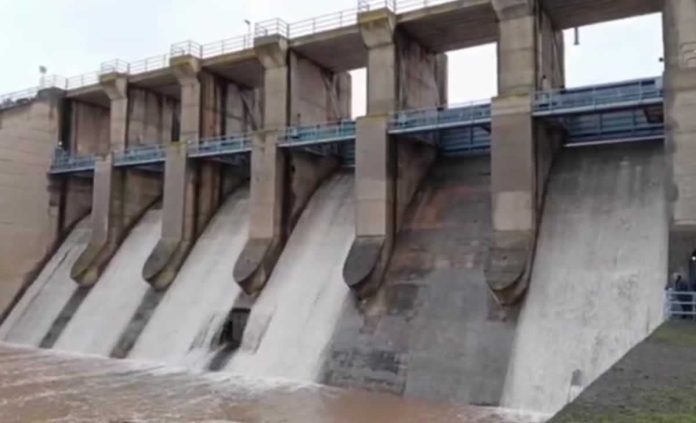 presa-vega-del-jabalon-desembalsando-agua-2026-02-11_19-44