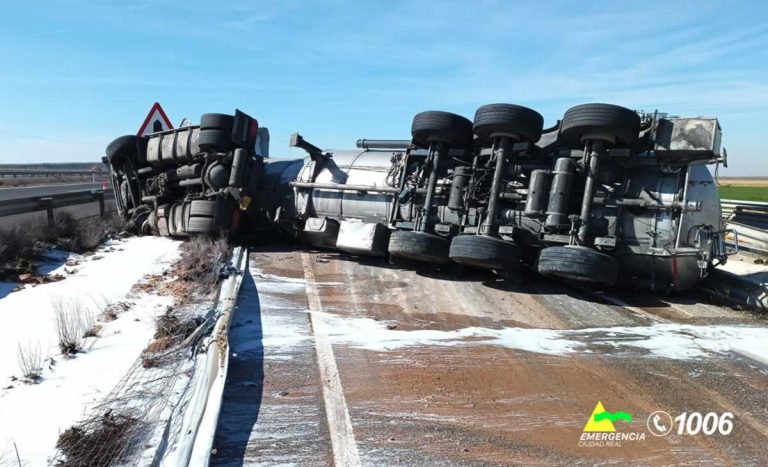 Vuelca un camión cisterna en la A-43 a su paso por Argamasilla de Alba sin dejar heridos
