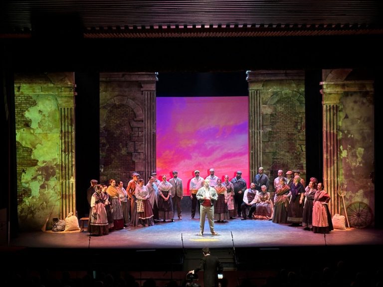 AMAO brilla con La Rosa del Azafrán en el Teatro Quijano