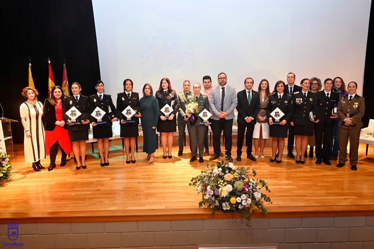 Tomelloso rinde homenaje a diez mujeres uniformadas en el acto institucional del 8 de marzo
