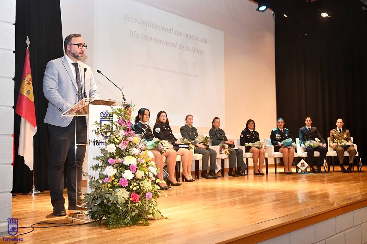 Tomelloso rinde homenaje a diez mujeres uniformadas en el acto institucional del 8 de marzo