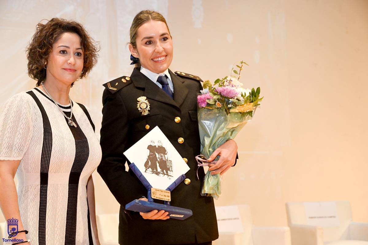Tomelloso rinde homenaje a diez mujeres uniformadas en el acto institucional del 8 de marzo