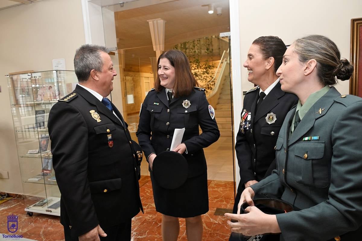 Tomelloso rinde homenaje a diez mujeres uniformadas en el acto institucional del 8 de marzo