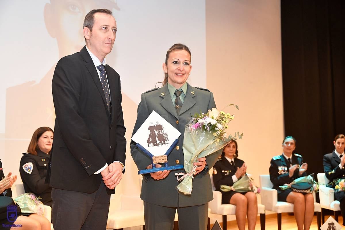 Tomelloso rinde homenaje a diez mujeres uniformadas en el acto institucional del 8 de marzo