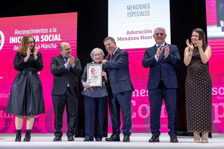 Adoración Mendoza, reconocida por toda una vida dedicada al voluntariado
