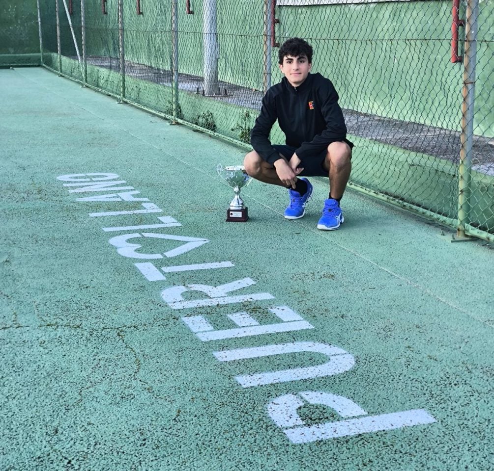 El tenista tomellosero Alejandro Villena conquista el campeonato provincial cadete