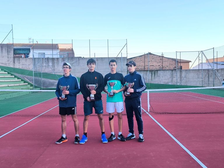 El tenista tomellosero Alejandro Villena conquista el campeonato provincial cadete