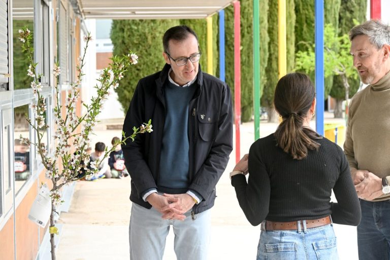 Un almendro para todos los colegios e institutos de Tomelloso por el Día del Árbol