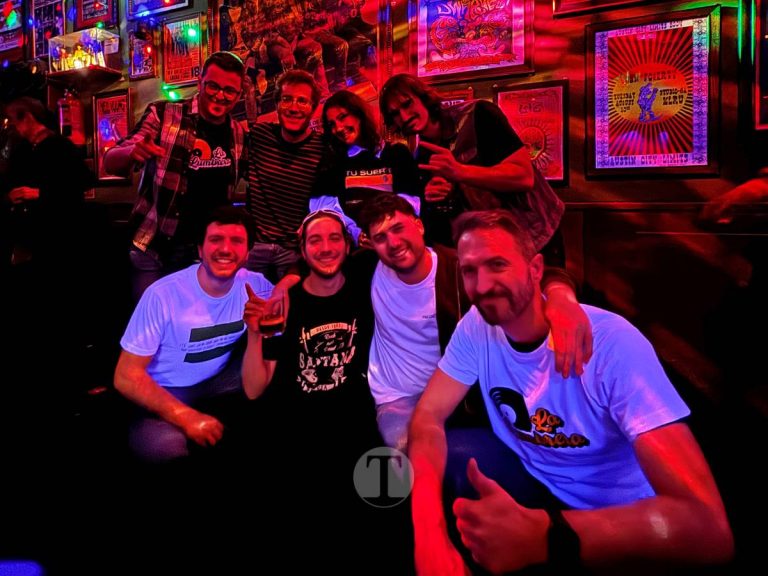 Meriendacena y Los Puya llenan la Sala Beat en una noche de energía y talento local