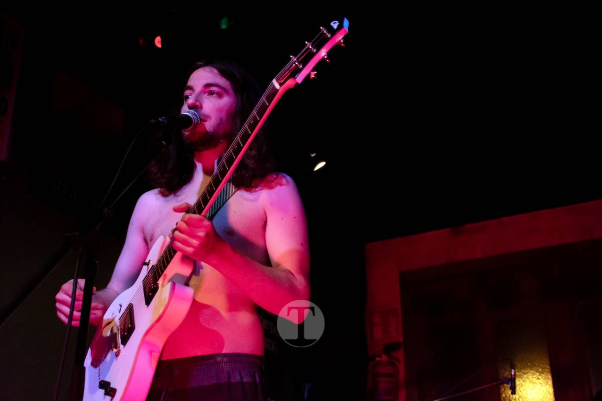 Meriendacena y Los Puya llenan la Sala Beat en una noche de energía y talento local