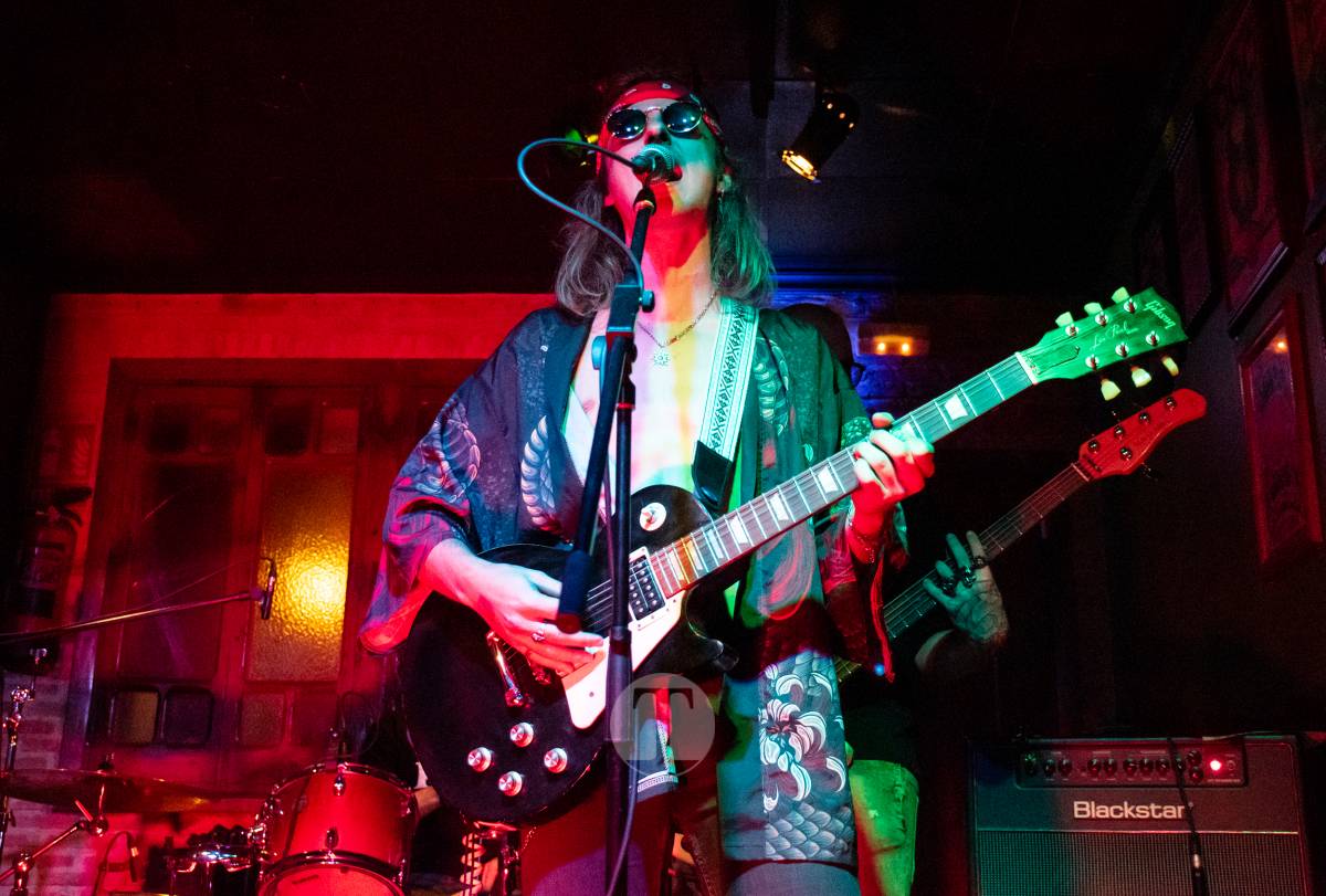 Meriendacena y Los Puya llenan la Sala Beat en una noche de energía y talento local