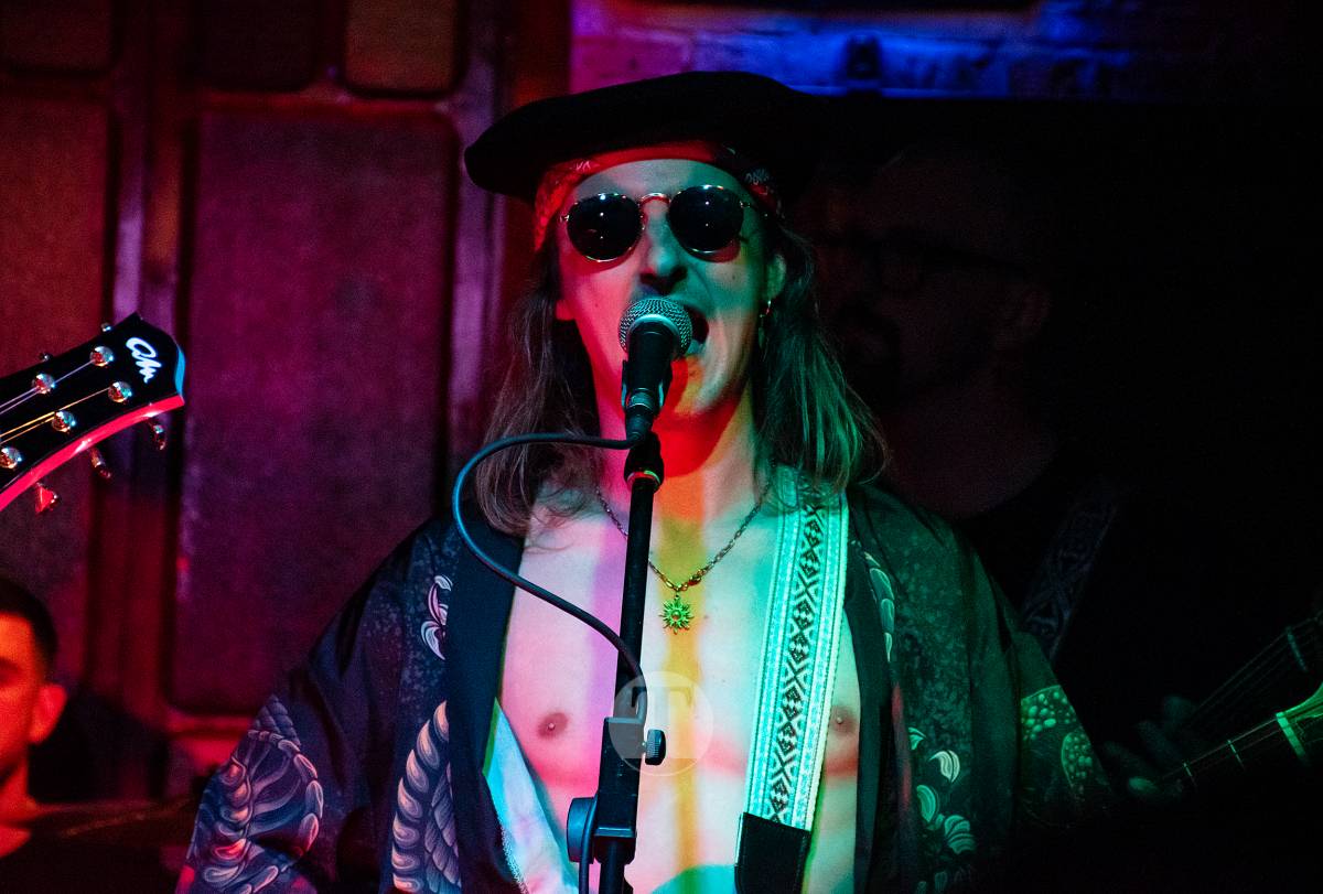 Meriendacena y Los Puya llenan la Sala Beat en una noche de energía y talento local