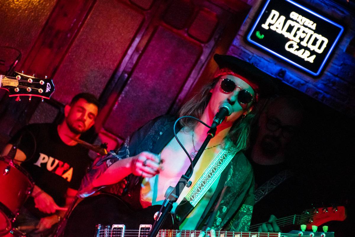 Meriendacena y Los Puya llenan la Sala Beat en una noche de energía y talento local