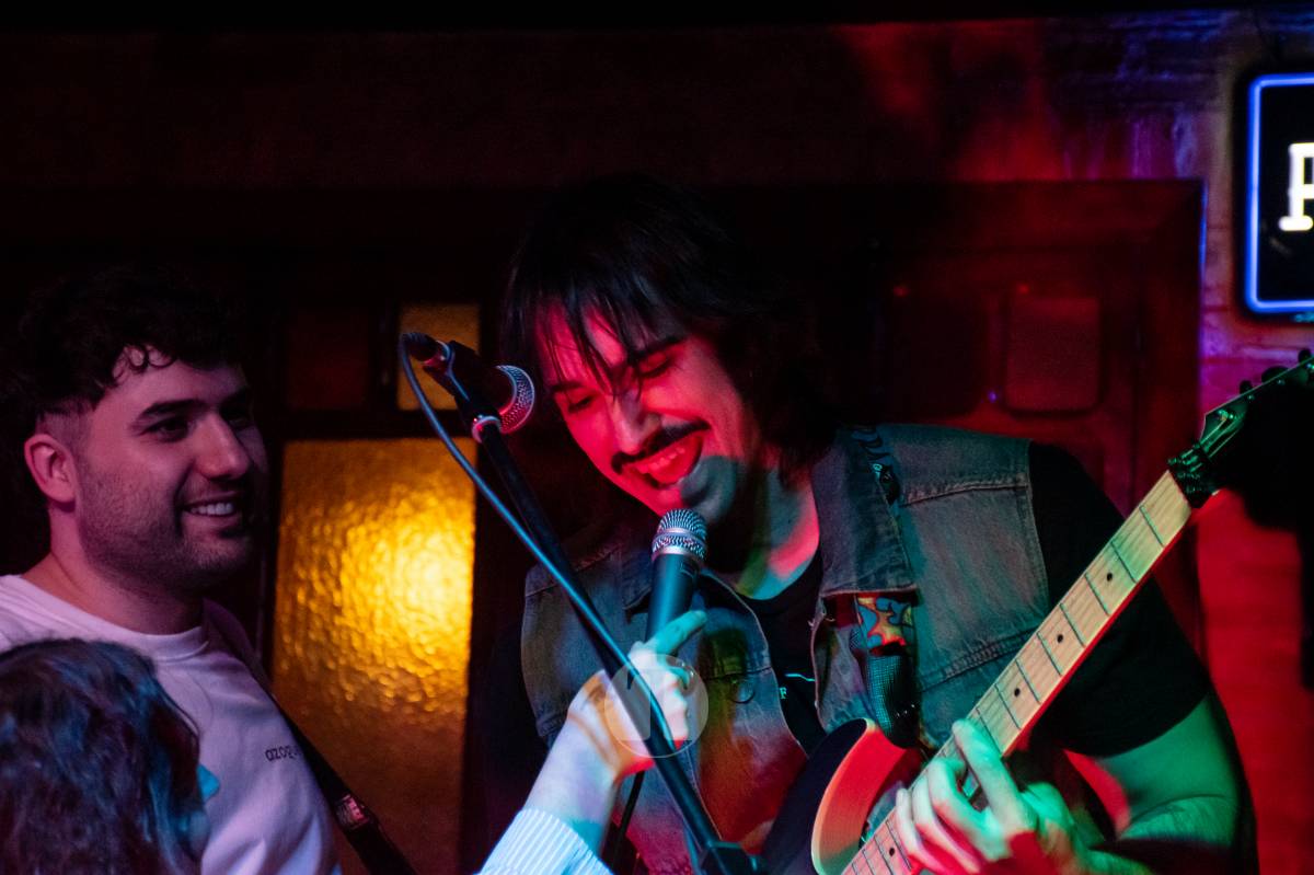 Meriendacena y Los Puya llenan la Sala Beat en una noche de energía y talento local