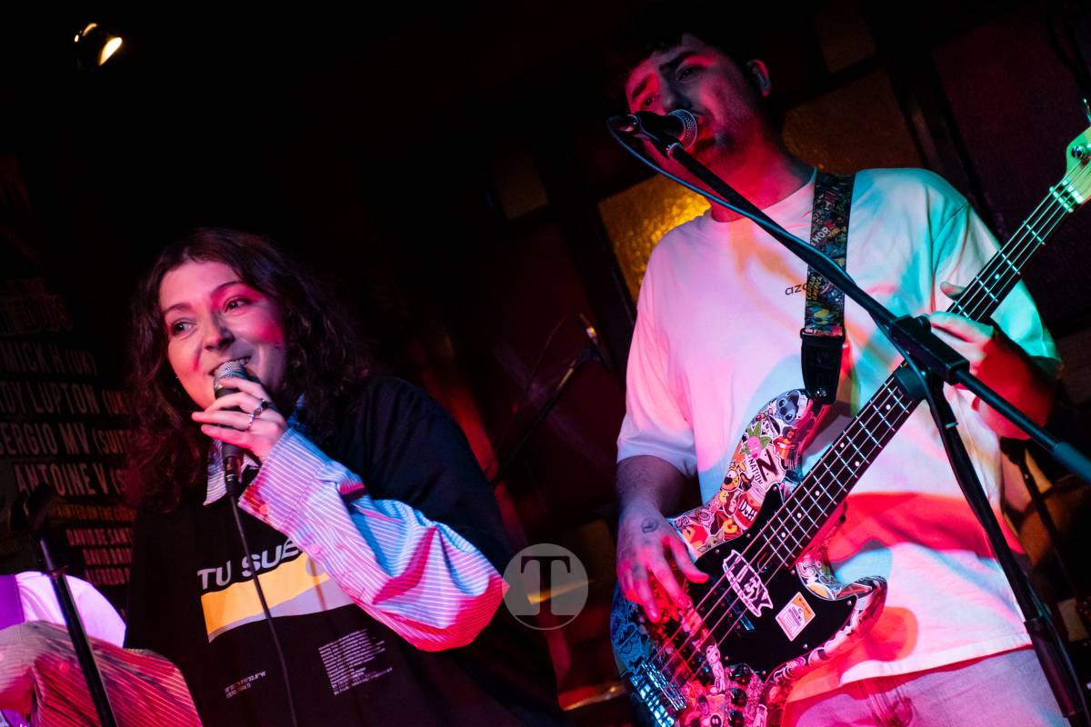 Meriendacena y Los Puya llenan la Sala Beat en una noche de energía y talento local