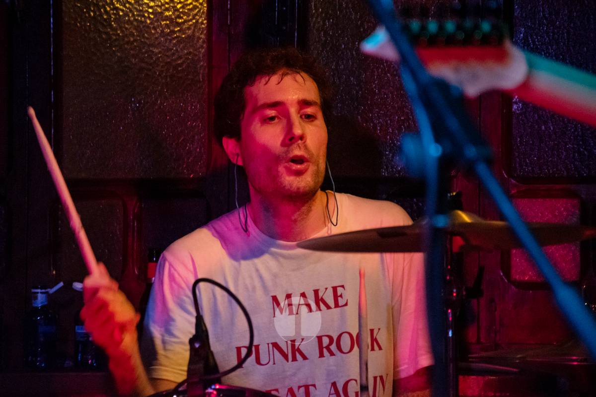 Meriendacena y Los Puya llenan la Sala Beat en una noche de energía y talento local