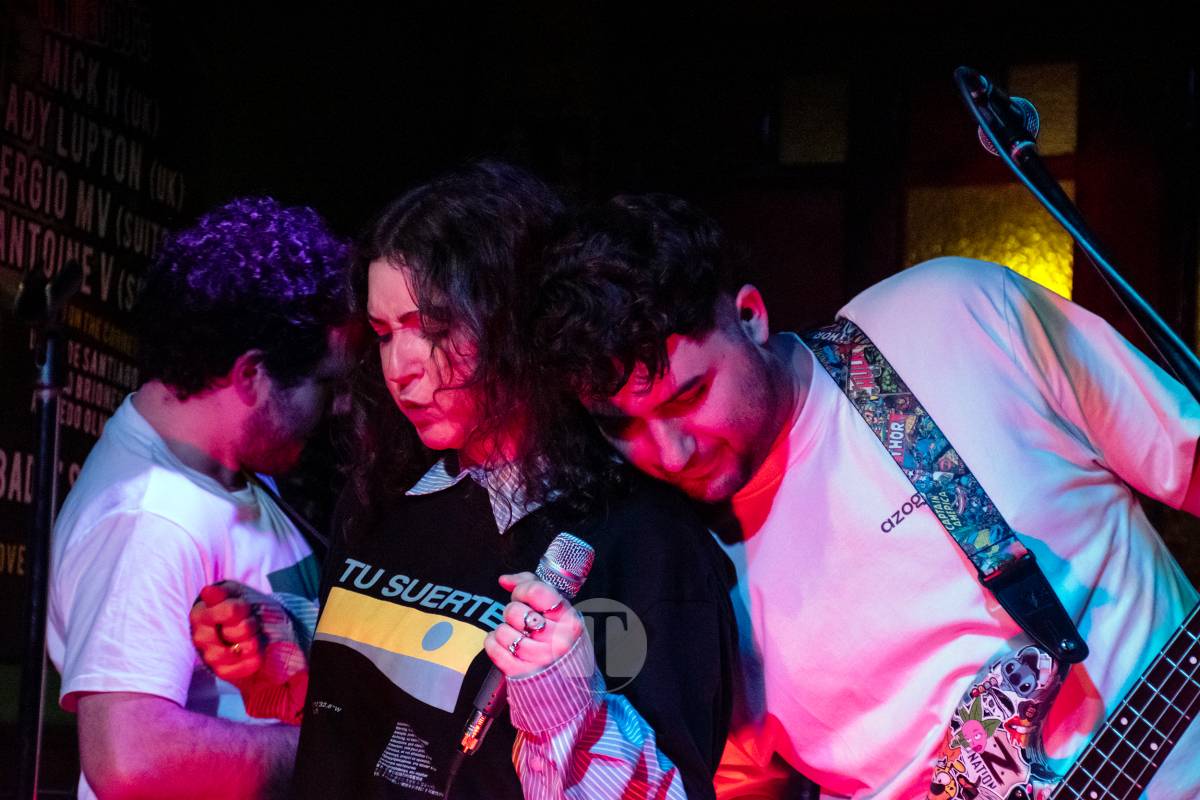 Meriendacena y Los Puya llenan la Sala Beat en una noche de energía y talento local