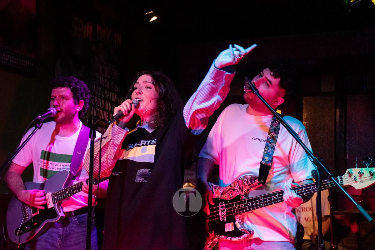 Meriendacena y Los Puya llenan la Sala Beat en una noche de energía y talento local