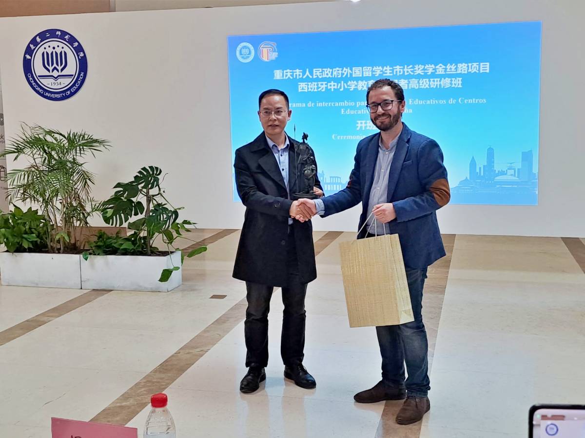 El director del IES Eladio Cabañero inaugura en China el programa educativo internacional