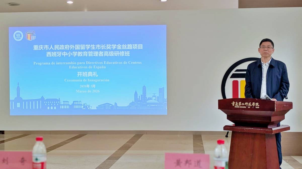 El director del IES Eladio Cabañero inaugura en China el programa educativo internacional