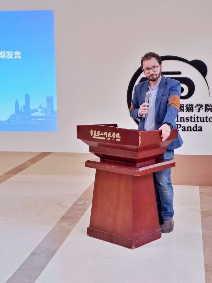 El director del IES Eladio Cabañero inaugura en China el programa educativo internacional