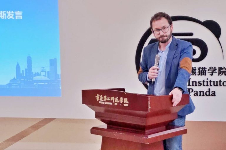 El director del IES Eladio Cabañero inaugura en China el programa educativo internacional