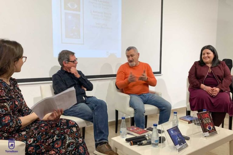 Los premios literarios de Tomelloso brillan en la Biblioteca Municipal