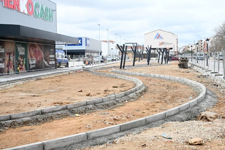 La zona verde del nuevo parque comercial de Tomelloso estará listo en unas semanas