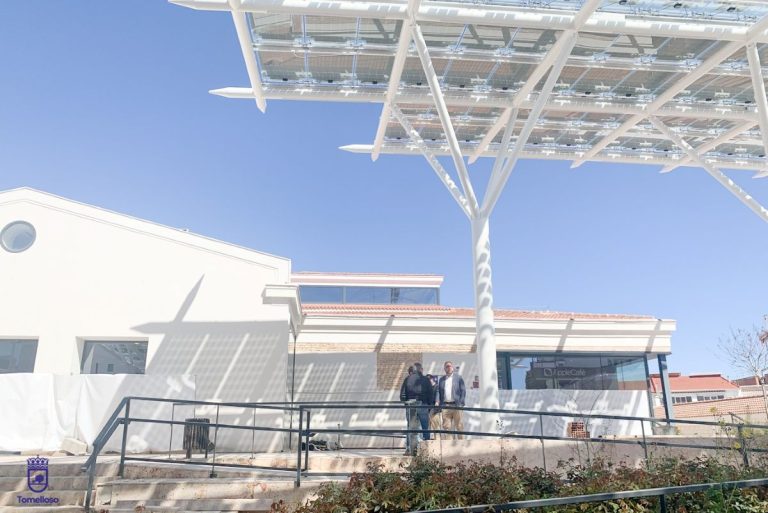 Nueva pérgola fotovoltaica en la terraza exterior del Mercado de Abastos de Tomelloso